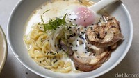 Paitan Ramen dengan kuah creamy dan gurih hadir sebagai pilihan bagi penggemar ramen klasik. Pelengkapnya berupa irisan ayam lembut, daun bawang, dan telur onsen. Foto: detikFood