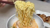 Setiap elemen antara topping ayam sampai kaldunya terasa saling melengkapi, menjadikan Paitan Ramen ini hidangan yang pas dan mengenyangkan. Foto: detikFood