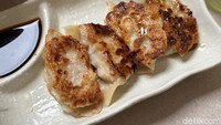 Bagi pecinta makanan pendamping, Gyoza isi ayam juicy dengan kulit renyah garing siap memanjakan lidah. Semakin enak rasanya saat dicocol saus shoyu gurih. Foto: detikFood