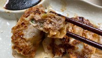 Menu gyoza dimasak dengan teknik pan-seared sehingga bagian luarnya renyah tipis, sementara dalamnya tetap juicy. Foto: detikFood