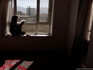 Dilarang Taliban Sekolah, Perempuan Afghanistan Tak Berhenti Belajar