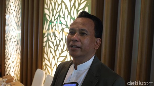 Dirut Bank BPD Bali, I Nyoman Sudharma, saat diwawancarai di sela-sela acara malam apresiasi Customer Loyalti Bank BPD Bali di Denpasar, Jumat (19/9/2025). (Foto: Aryo Mahendro/detikBali)