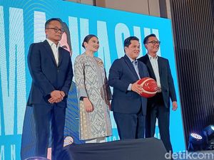 Erick Thohir Dapat Kenang-kenangan Bola Basket di Acara Perpisahan