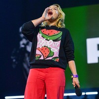 Dalam acara tersebut, Florence tampil casual mengenakan sweater hitam bergambar semangka, dengan tulisan ’Solidarity’. Foto: Getty Images for ABA/Jim Dyson