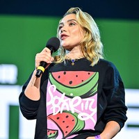 Semangka menjadi simbol perjuangan dan solidaritas Palestina karena warna buahnya, yaitu hijau (kulit), putih (kulit buah), merah (daging buah), dan hitam (biji), menyerupai warna bendera Palestina. Menjadikannya cara untuk mengekspresikan identitas dan perlawanan ketika bendera dilarang. Foto: Getty Images for ABA/Samir Hussein