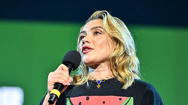 5 Gaya Florence Pugh saat Dukung Palestina, Pakai Sweater Semangka