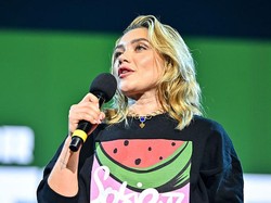 5 Gaya Florence Pugh saat Dukung Palestina, Pakai Sweater Semangka