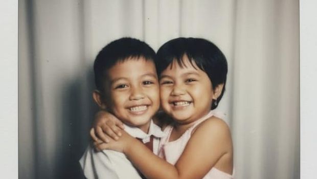 Foto Gemini AI polaroid pasangan anak kecil.