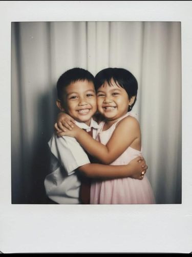 Foto Gemini AI polaroid pasangan anak kecil.