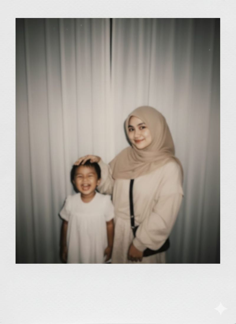 Foto polaroid bareng diri sendiri waktu kecil Gemini AI.