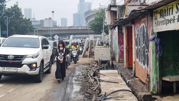 Galian selokan di Mampang Prapatan Jakarta Selatan