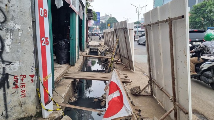 Galian selokan di Mampang Prapatan Jakarta Selatan