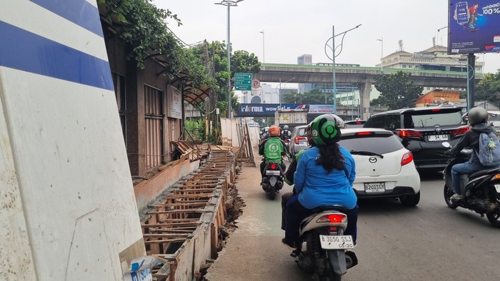 Galian selokan di Mampang Prapatan Jakarta Selatan