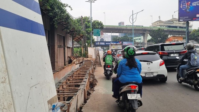 Galian selokan di Mampang Prapatan Jakarta Selatan