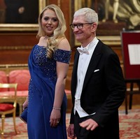 Momen Langka Tim Cook Pakai Tuksedo, Dinner Bareng Raja Charles dan Trump