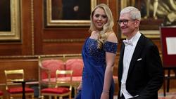 Momen Langka Tim Cook Pakai Tuksedo, Dinner Bareng Raja Charles dan Trump