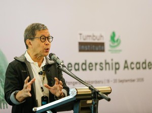 Rocky Gerung Puji Kapolda Riau Bersihkan Sungai, di Luar Tugas Jaga Keamanan