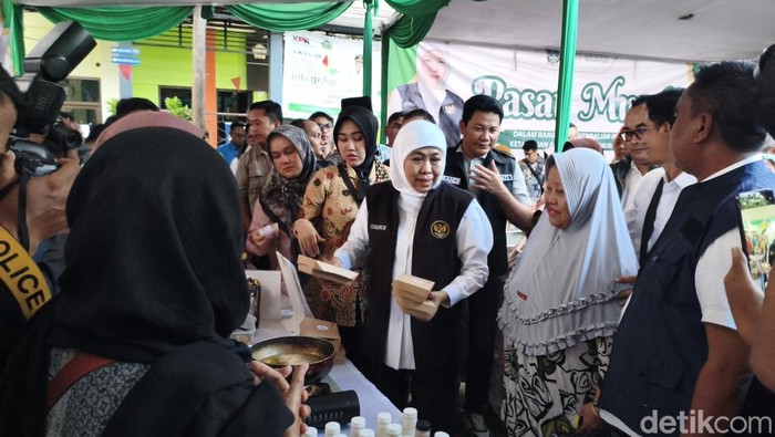Gubernur Jatim Khofifah bagikan daging ayam