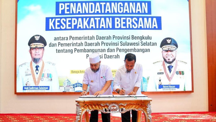 Gubernur Sulsel Andi Sudirman Sulaiman dan Gubernur Bengkulu Helmi Hasan menandatangani perjanjian kerja sama terkait program pembangunan.