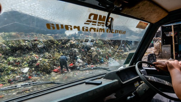Gunungan Sampah Kembali Hantui Pasar Induk Caringin Bandung Pemulung melintasi tumpukan sampah Pasar Induk Caringin, Bandung, Jawa Barat, Jumat (19/9/2025). Setelah sempat dibersihkan pada Mei 2025 lalu, tumpukan sampah di Pasar Induk Caringin kembali menggunung dan dikeluhkan oleh pengunjung karena dinilai mengganggu kenyamanan serta berpotensi menimbulkan berbagai macam penyakit. ANTARA FOTO/Raisan Al Farisi/foc.