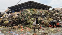 Tumpukan sampah menggunung di sudut Pasar Induk Caringin, Bandung, Jawa Barat, Jumat (19/9/2025). Foto: ANTARA FOTO/Raisan Al Farisi