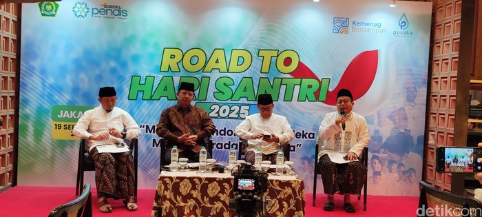 Dari kiri ke kanan: Direktur Pesantren Dr Basnang Said, Dirjen Pendis Prof Dr Amien Suyitno, Stafsus Menteri Agama Dr Ismail Cawidu, Kepala Biro Humas dan Komunikasi Publik Kemenag Dr Thobib Al Asyhar. (Foto: Anisa Rizki/detikHikmah)