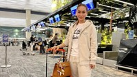 Inul Daratista beberapa kali mengabadikan momen sebelum terbang. Dalam tag lokasi, dia menyebutkan Terimnal 3 Bandara Soekarno Hatta.