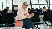 Berfoto di kursi ruang boarding juga oke nih untuk dibagikan di sosmed.