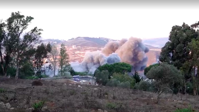 Israel melancarkan serangan udara baru terhadap target militer Hizbullah di Lebanon selatan, Kamis (18/9).  Serangan tersebut dilakukan untuk menghentikan kelompok militan Hizbullah membangun kembali wilayah tersebut.

Asap terlihat mengepul di atas Dibbene dan Kfar Tebnit menyusul serangan Israel.