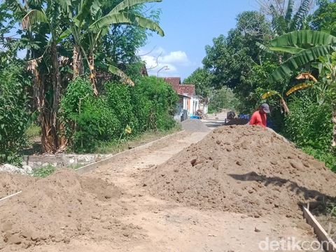 Jalan Desa Pogung, Cawas, Klaten, dicor menggunakan limbah batu bara, Jumat (19/9/2025).
