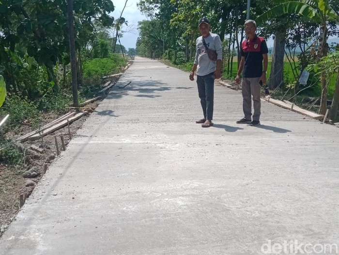 Jalan Desa Pogung, Cawas, Klaten, dicor menggunakan limbah batu bara, Jumat (19/9/2025).