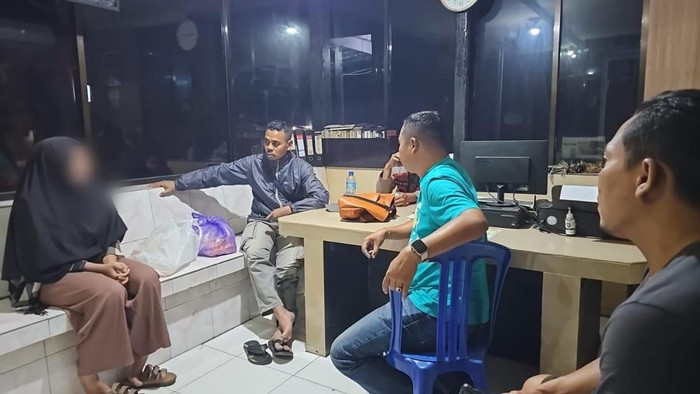 Janda diamankan di Polsek Mataram karena ketahuan mencuri minyak goreng di ritel modern, Kamis (18/9/2025). (Dok. Polsek Mataram/detikBali)