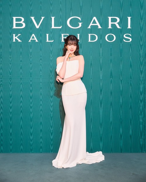 Adu gaya Jang Wonyoung IVE dan Kim Ji Won di acara pameran dan gala dinner BVLGARI Kaleidos: Colors, Culture, dan Crafts di Tokyo.
