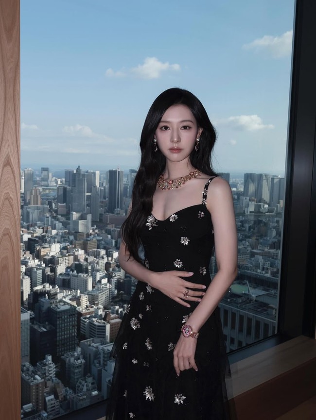 Selain berhias perhiasan BVLGARI, Kim Ji Won juga memakai koleksi tas unik berbentuk potongan hati berwarna rose pink. Koleksi tas BVLGARI Serpenti Cuore 1968 itu bernilai €3,900 atau Rp 76 juta. Foto: Instagram