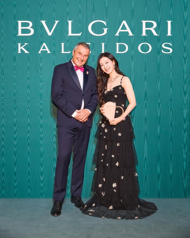 Sang aktris memancarkan pesonanya dengan gaun hitam semi transparan rancangan desainer Cucculelli Shaheen. Gaun tersebut memiliki detail sulaman bunga dan aksen ekor panjang yang selaras dengan imej elegan Kim Ji Won. Foto: Instagram