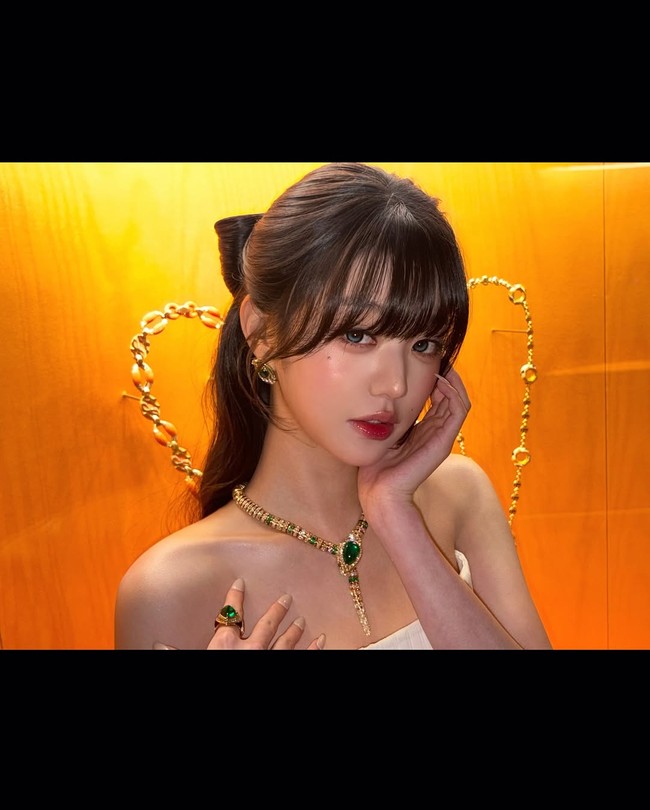 Penampilannya dilengkapi dengan koleksi perhiasan BVLGARI bermata safir yang belum dirilis. Sedangkan pumps Jimmy Choo yang ia kenakan memiliki aksen strap berhias kristal, dibanderol seharga $1,125 atau setara Rp 18,6 juta. Foto: Instagram