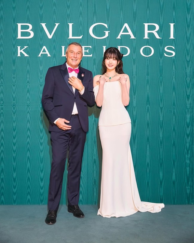 Jang Wonyoung IVE tampil anggun dan elegan dalam balutan off-shoulder dress berwarna putih dari Alex Perry seharga $3,400 atau sekitar Rp 56 juta. Foto: Instagram