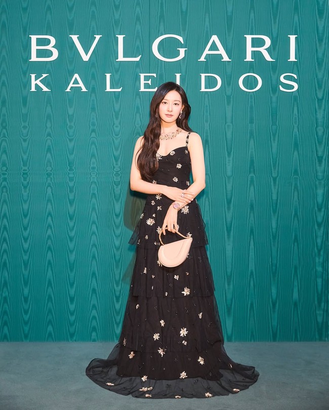 Kim Ji Won terpilih menjadi global ambassador BVLGARI menyusul kesuksesannya dengan drama Korea Queen of Tears tahun lalu. Kini ia menjadi salah satu tamu istimewa di pameran dan gala dinner BVLGARI Kaleidos: Colors, Culture, dan Crafts di Tokyo. Foto: Instagram