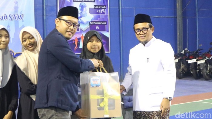 Perwakilan santri Ponpes Al-Manaj saat menerima santunan di Bank BRI Pati, Jumat (19/9/2025).