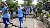 Badan Meteorologi, Klimatologi, dan Geofisika menyatakan pusat gempa berada di laut dengan kedalaman menengah. ANTARA FOTO/Jack