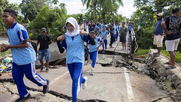 Sejumlah pelajar mengamati jembatan Siriwini Bawah yang rusak akibat gempa di Kabupaten Nabire, Provinsi Papua Tengah, Jumat (19/9/2025). Badan Meteorologi, Klimatologi, dan Geofisika menyatakan gempa magnitudo 6,6 mengguncang Nabire, Papua Tengah, pada Jumat 19 September 2025 sekitar pukul 1.19 WIB atau jam 3.19 WIT. ANTARA FOTO/Jack/sgd/foc.
