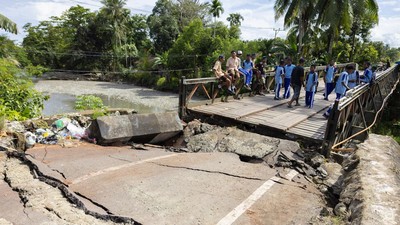 Jembatan Akses Warga di Nabire Papua Rusak Imbas Gempa M 6,6