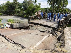 Video Dampak Gempa M 6,5 di Nabire: Kantor Bupati-Bandara Rusak