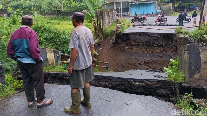 Jembatan penghubung antar kecamatan ambruk di Lumajang
