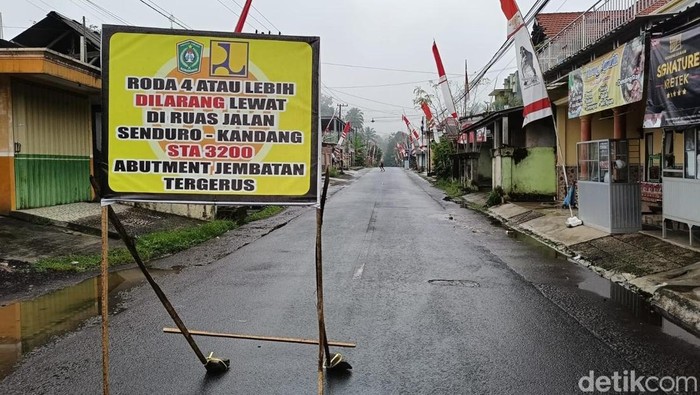 Jembatan penghubung antar kecamatan ambruk di Lumajang
