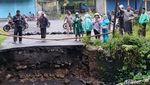 Jembatan Penghubung Antar Kecamatan di Lumajang Ambruk