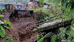 Jembatan Penghubung Antar Kecamatan di Lumajang Ambruk