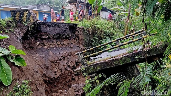 Jembatan penghubung antar kecamatan ambruk di Lumajang
