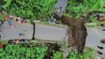 Diterjang Banjir, Jembatan Antar Kecamatan di Lumajang Putus
