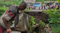 Warga melihat kondisi jembatan yang putus di Desa Kandangtepus, Kecamatan Senduro, Lumajang, Jawa Timur, Jumat (19/9/2025). Foto: ANTARA FOTO/Irfan Sumanjaya